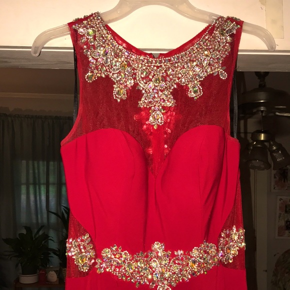 Beautiful red chiffon gown perfect for a Christmas formal dance! - Picture 8 of 8